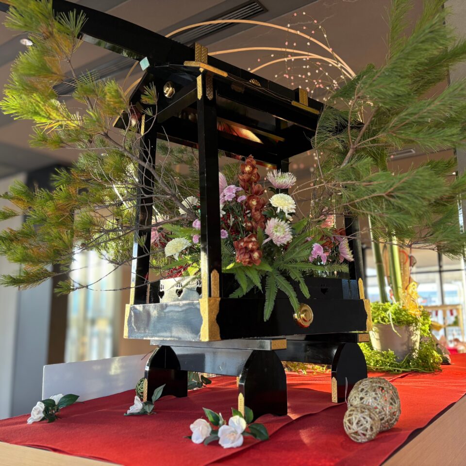 以神轿与门松，华丽装点新春。の画像