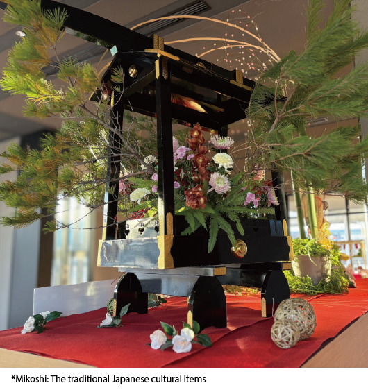 Celebrate the New Year with the vibrant presence of mikoshi and kadomatsu.の画像
